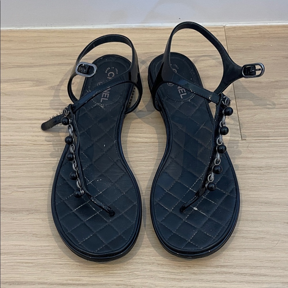 CHANEL Thong Sandal Black Patent T Strap Bead/Chain Detail/ Silver Heel Size 35C
